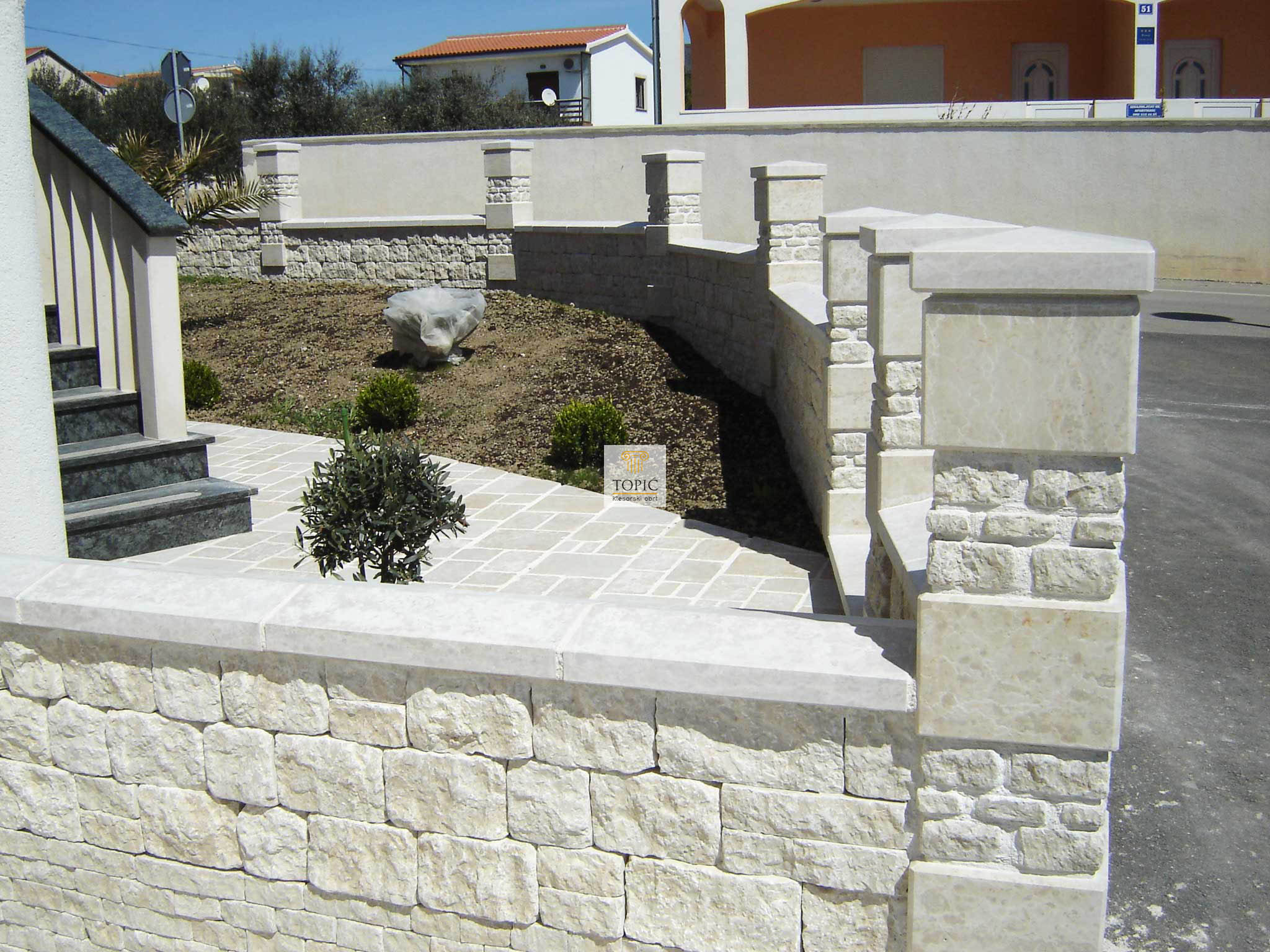 Stupovi i zidići od kamena